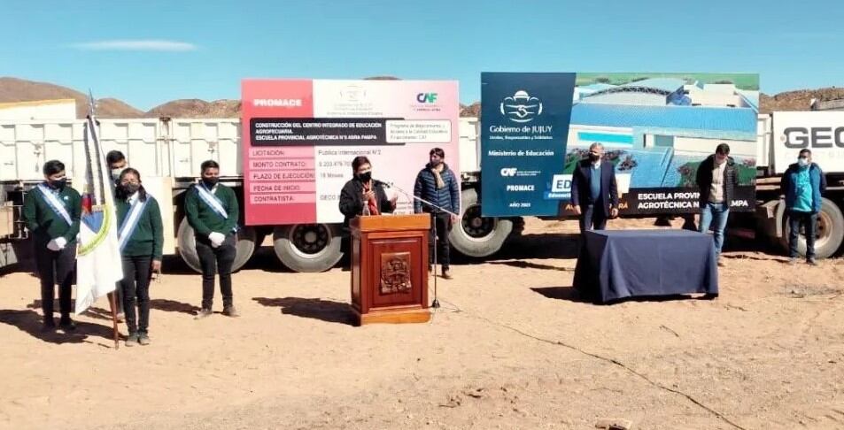 "Son muchas las obras, la conectividad, la capacitación, que son parte de este programa de Mejora del Acceso y la Calidad Educativa que estamos implementando", señaló la ministra Calsina en el acto en Abra Pampa.