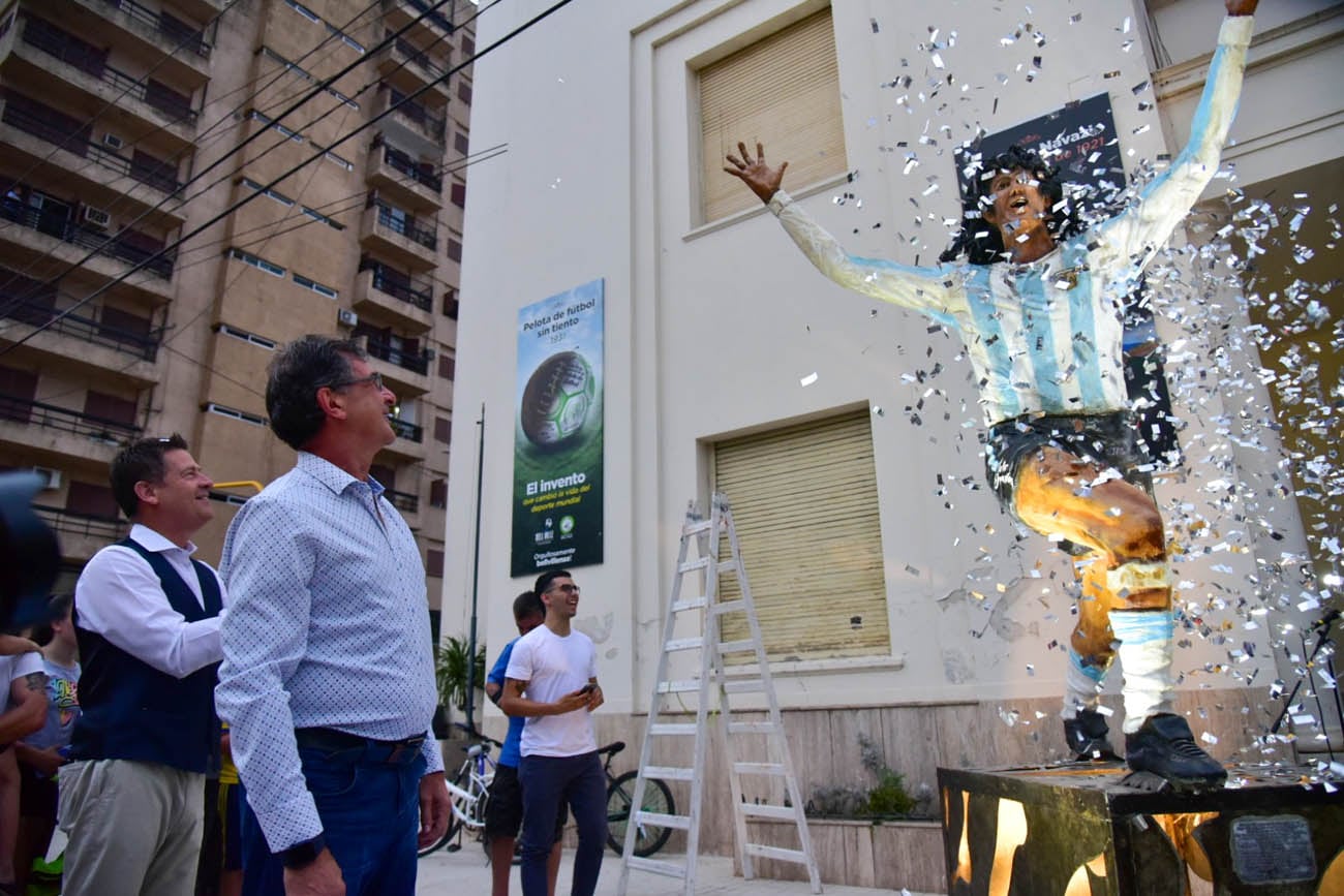 Fiesta Nacional de la Pelota de Fútbol en Bell Ville. Se homenajeó a Mario Kempes (La Voz)