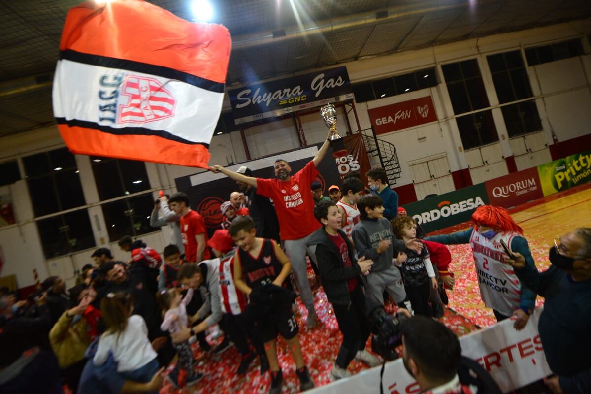 ¡La Gloria llegó!: así fue el recibimiento de los hinchas al campeón de la Liga Nacional de Básquet
