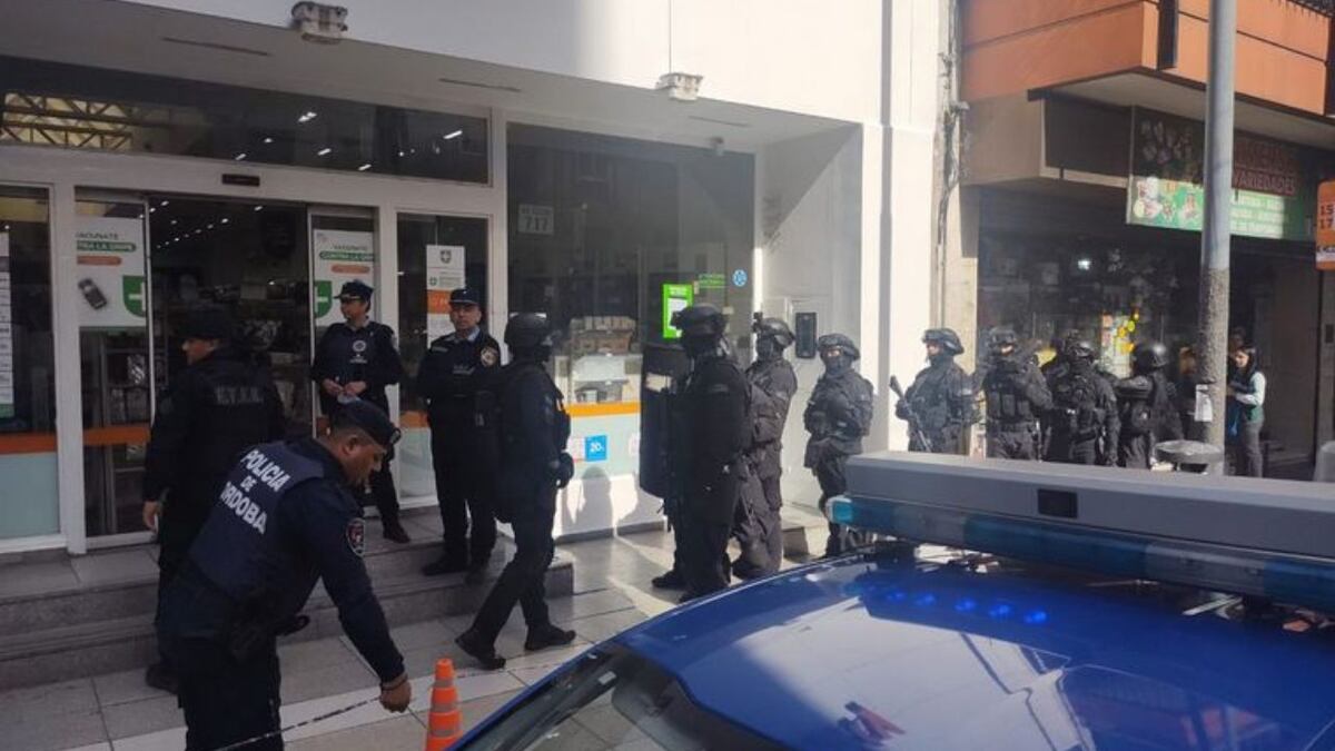 Se entregó el joven que entró y se atrincheró con una navaja en una farmacia de Córdoba
