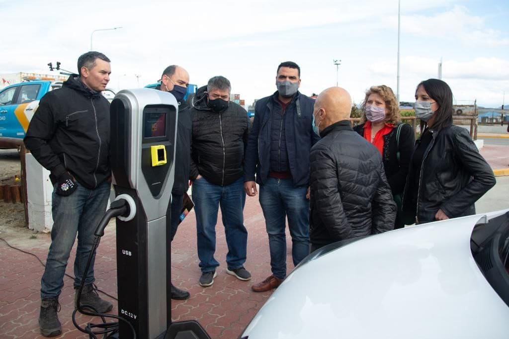 El uso del cargador de energía para vehículos eléctricos es gratuito.
