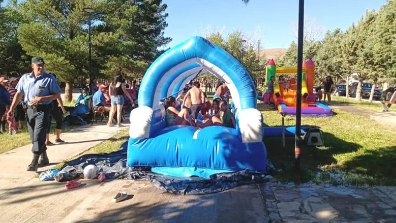 Policía de Neuquén organizó un parque de juegos inflables para niños.