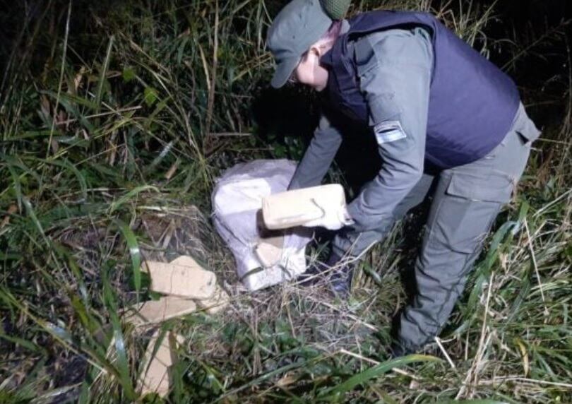 Puerto Esperanza: hallan cargamento de marihuana abandonado en una zona de monte.