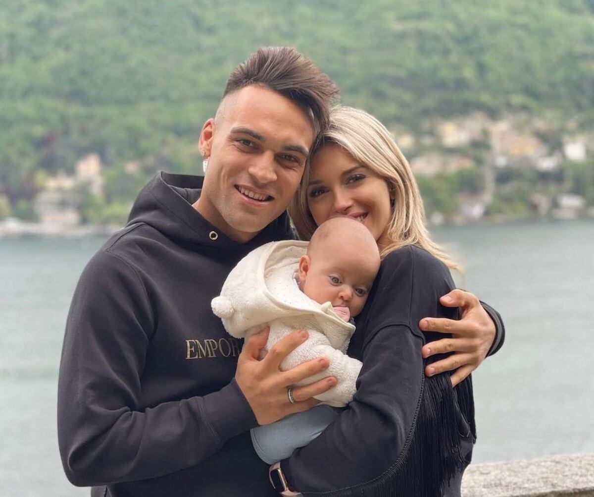 Criticaron a Lautaro Martínez por besar en la boca a su hija y Agustina Gandolfo lo defendió