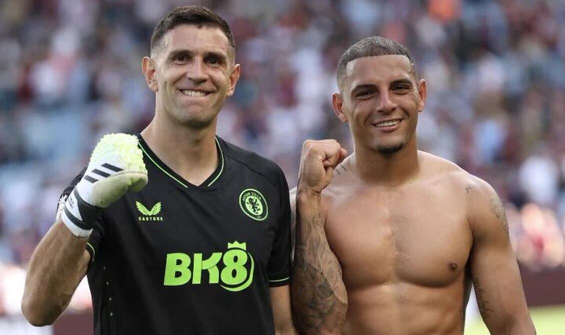 Dibu Martínez celebró la goleada del Aston Villa junto a Diego Carlos (Foto: Captura SportsCenter).