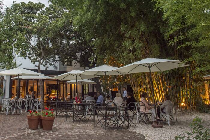 El Museo Larreta tiene un restaurante en medio del jardín para relajarse y disfrutar del día.