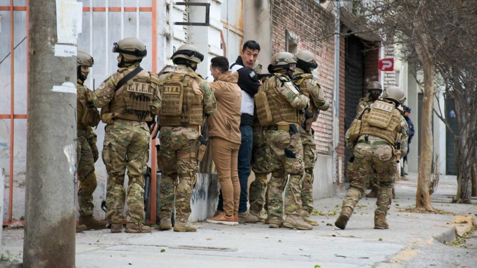 Tensión en barrio Güemes con un hombre que se atrincheró en una casa. Interviene Policía y el cuerpo especial Eter. (Policía de Córdoba)