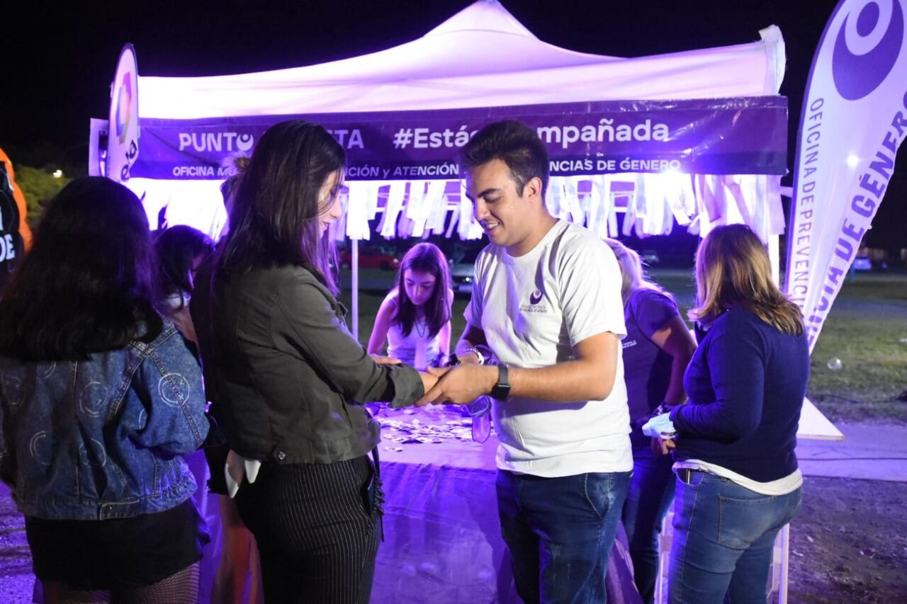 Acciones de concientización en la previa al recital de Emilia Mernes del domingo