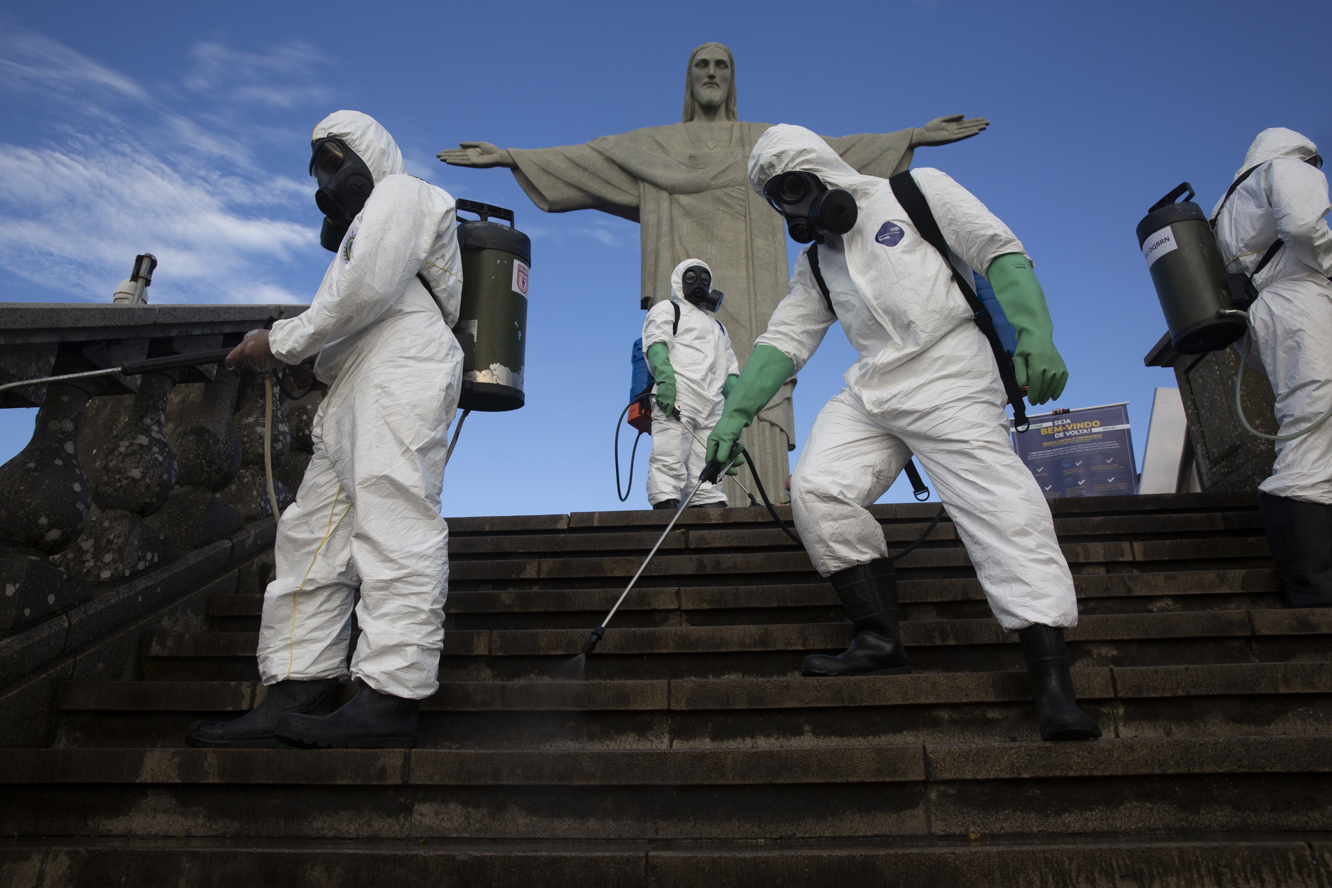 Fumigación en Río de Janeiro para frenar la propagación del Covid-19 en la ciudad de Brasil. (Dado Galdieri for The New York Times)