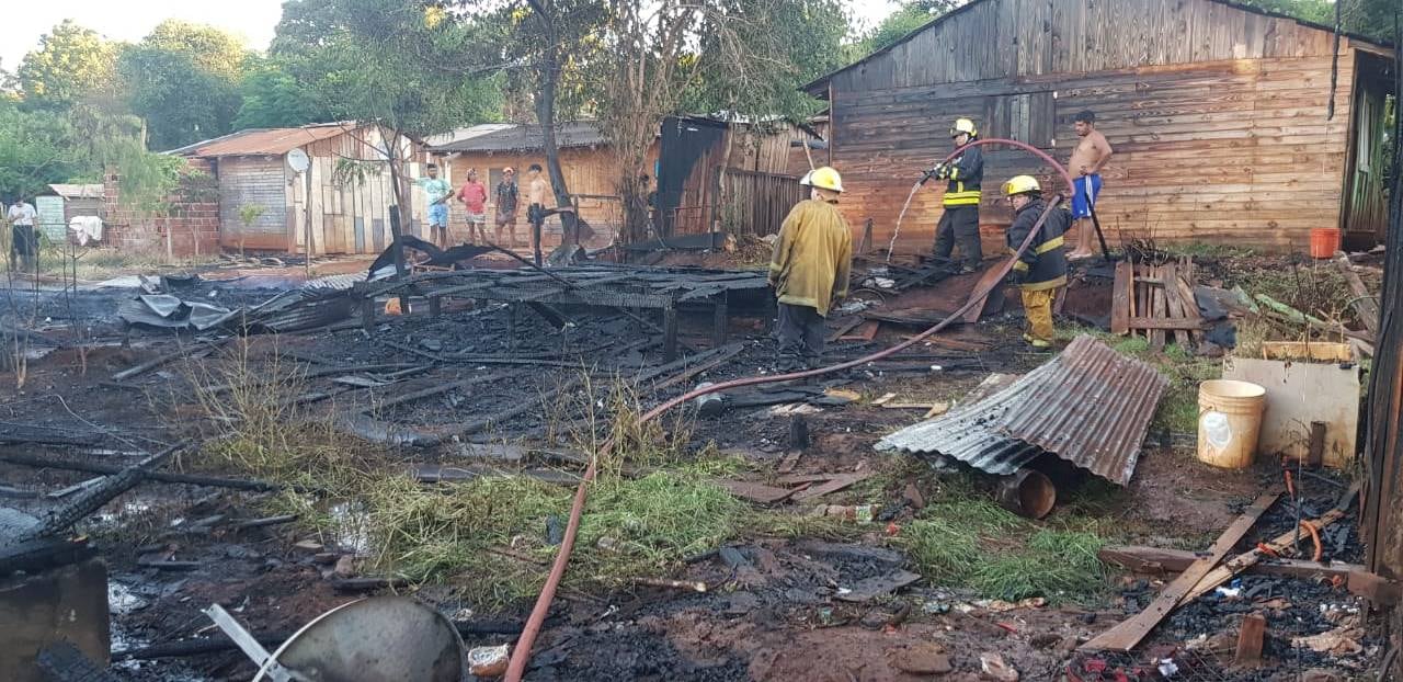 Incendio en el barrio Villa Gunther afectó a varias viviendas.