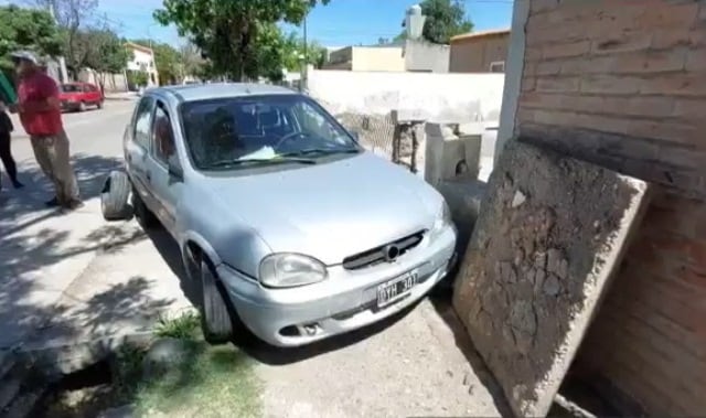 El delincuente chocó y dejó abandonado el Chevrolet Corsa.