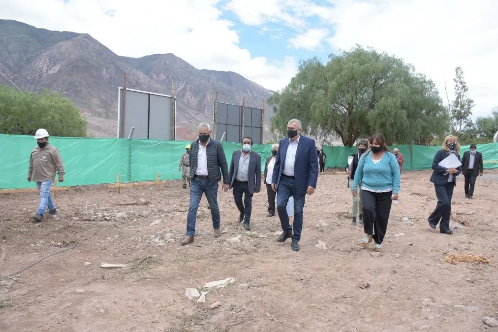 El gobernador Morales, la intendente Prieto y demás funcionarios, recorrieron el predio donde comenzó la obra.