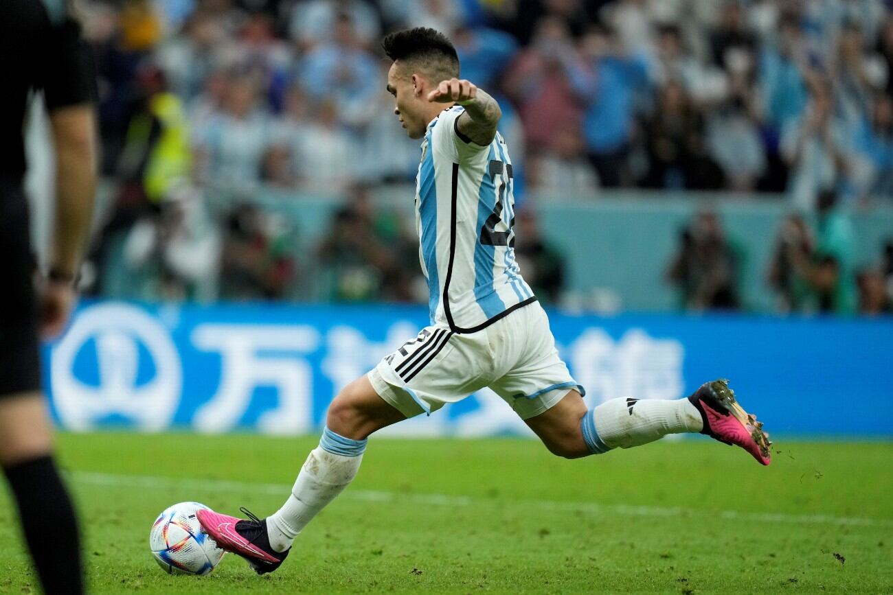 Lautaro Martínez ejecutó el último penal ante Países Bajos y certificó el pase a semis de Argentina, en Qatar 2022. (AP)