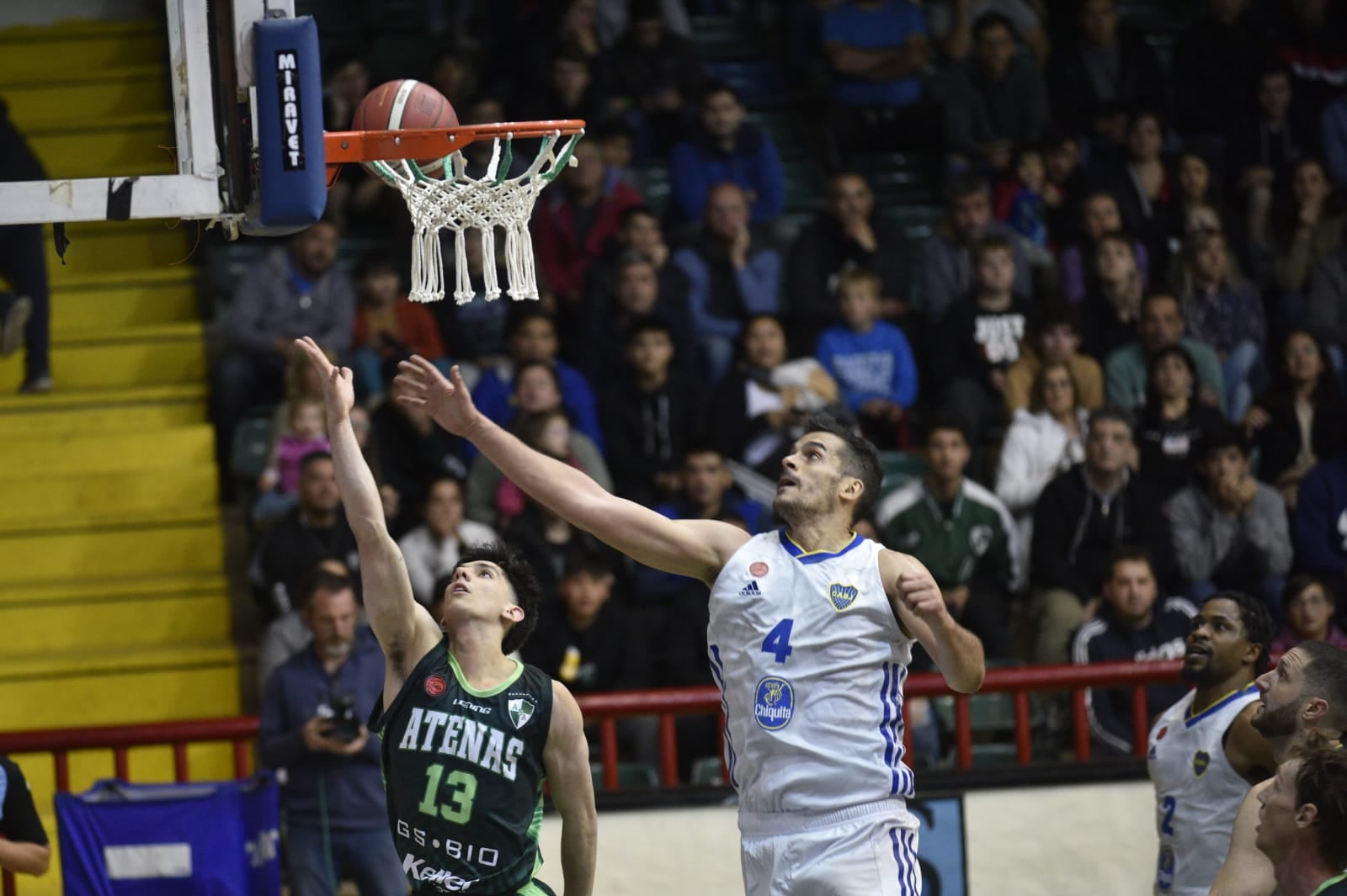 Atenas en acción ante Boca Juniors, en su estreno en el Ceruti en la Liga Nacional de básquet. (Ramiro Pereyra / La Voz).