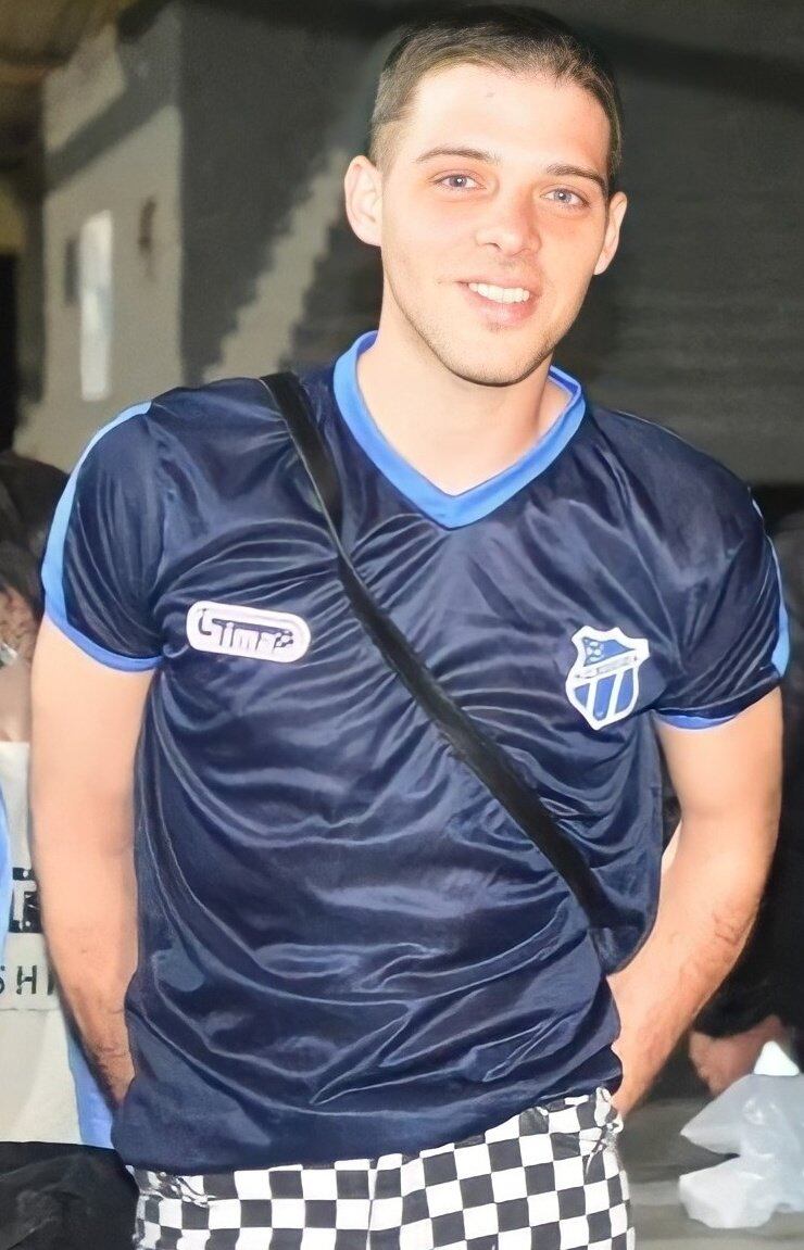 Santiago Maratea con la camiseta del F.C. Ezeiza.