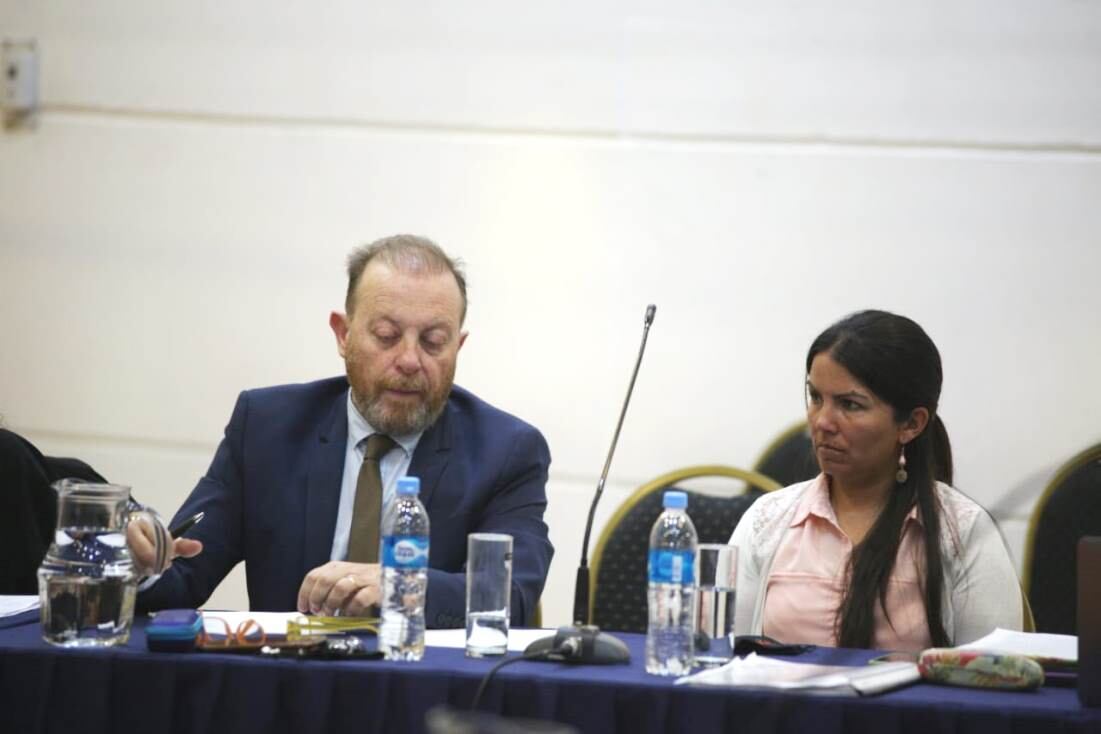 La acusada, Lucía Carrasco, junto a Gustavo Nedic el abogado defensor.