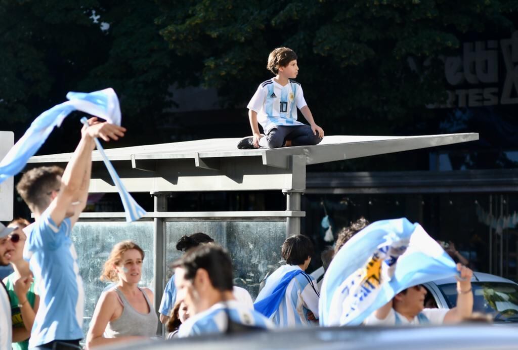 La ciudad de Río Cuarto salió a festejar el triunfo de Argentina frente a México en el mundial de Qatar.  (Tomy Fragueiro)