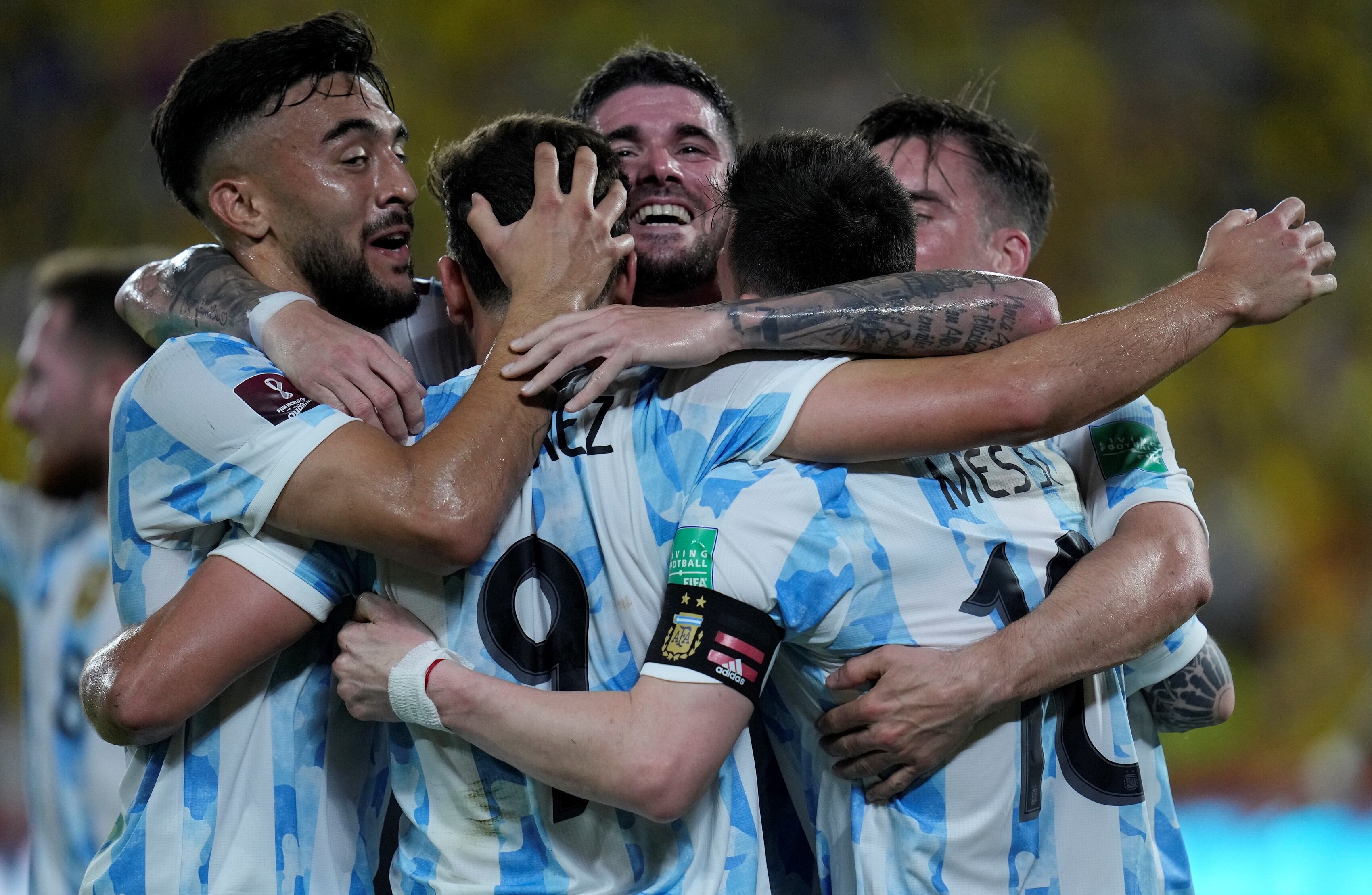 El festejo de todo el equipo en el gol de Julián Álvarez para el 1-0 parcial ante Ecuador. (AP)