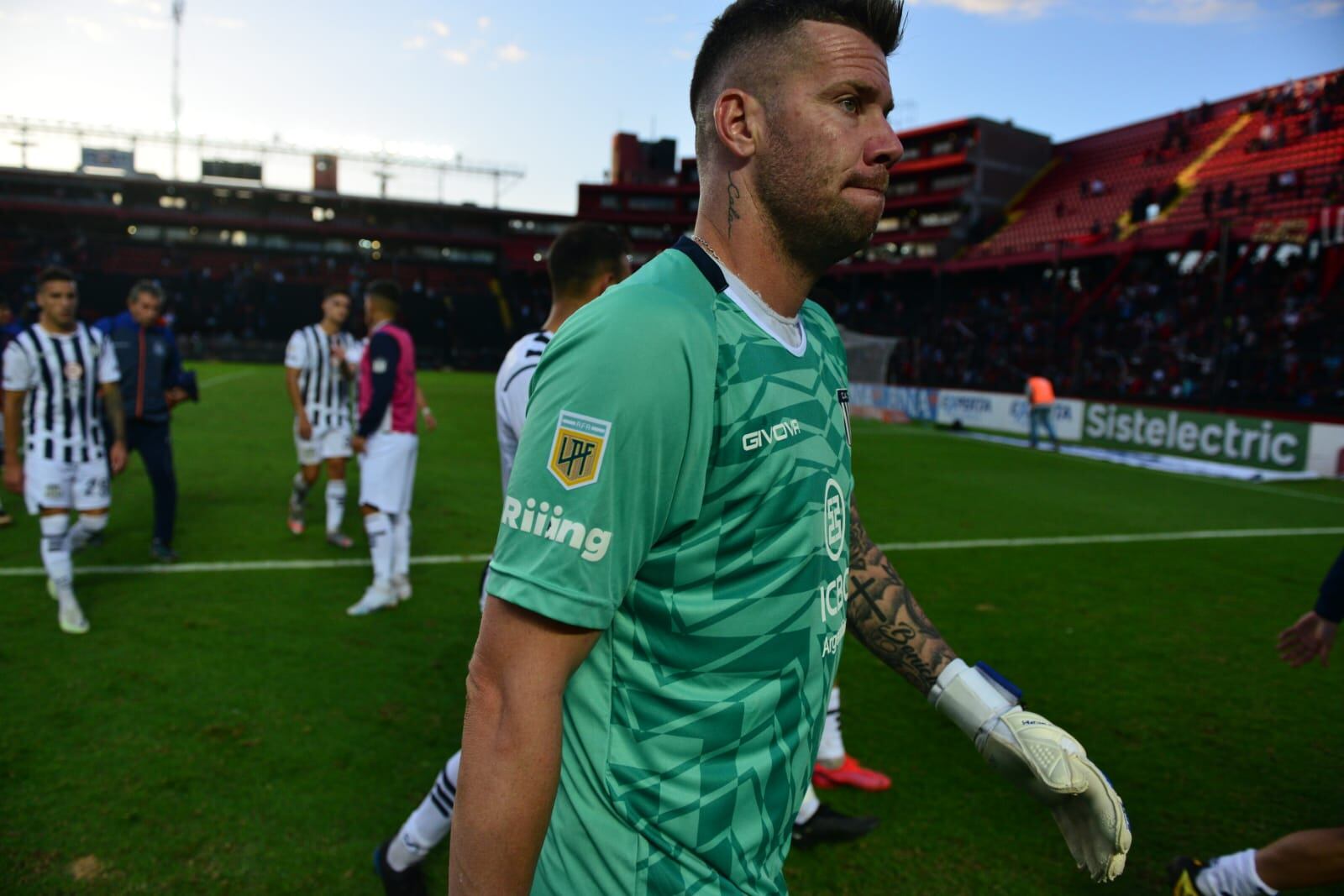 Guido Herrera, el arquero de Talleres, en la salida del estadio de Colón. (José Gabriel Hernández / La Voz)