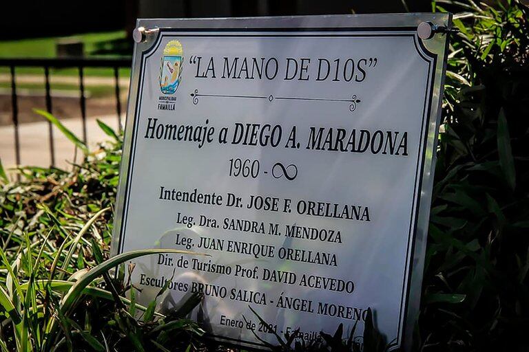 Homenajearon a Diego Maradona en Famaillá con una escultura.