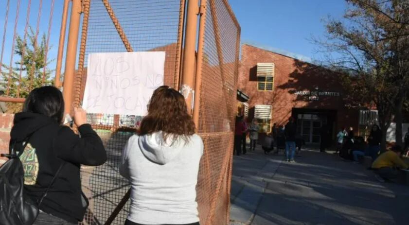 Dos familias denunciaron a un profesor de música del Jardín 32 de Neuquén por abuso de menores.