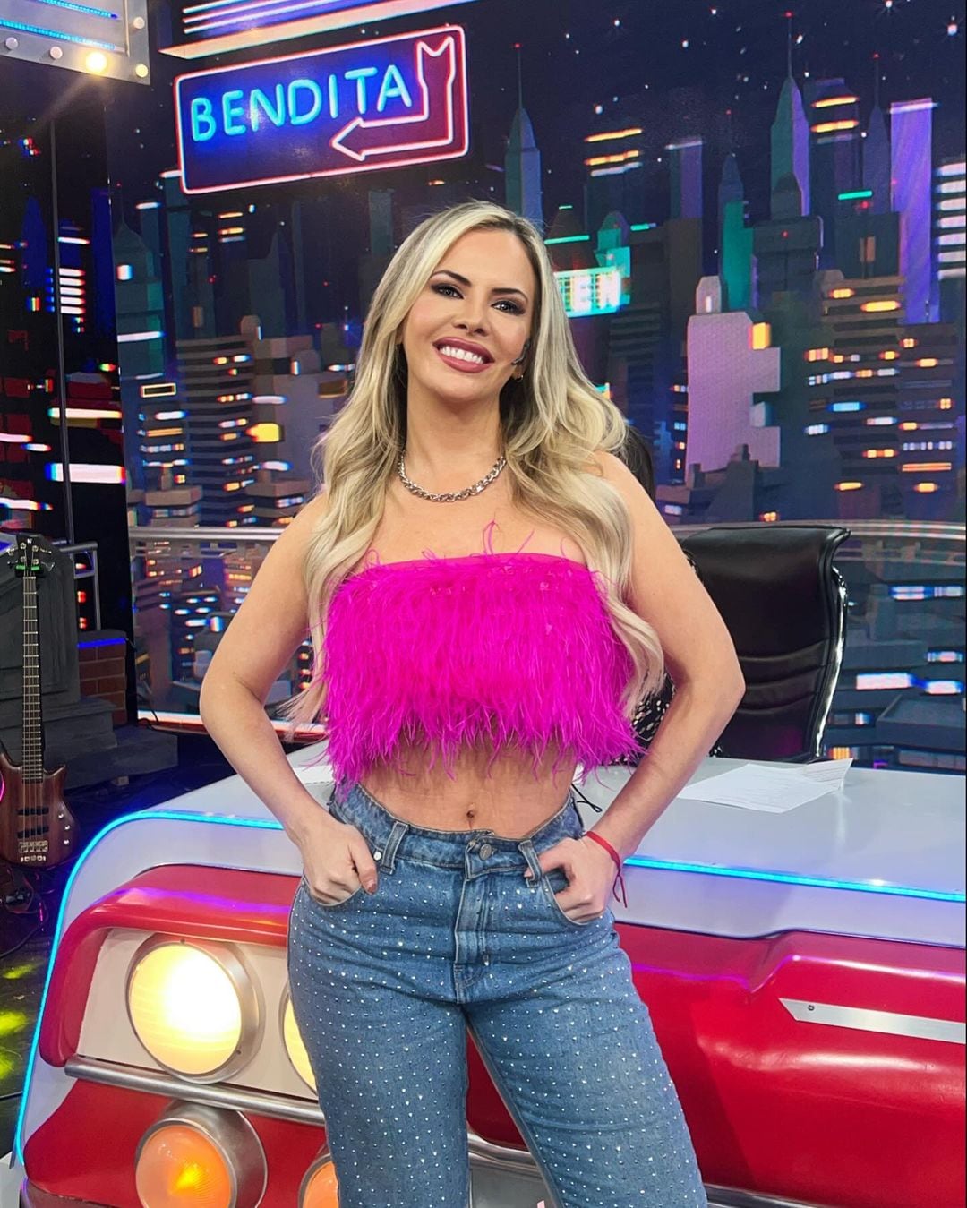 Fucsia y plumas: el top deslumbrante de Alejandra Maglietti