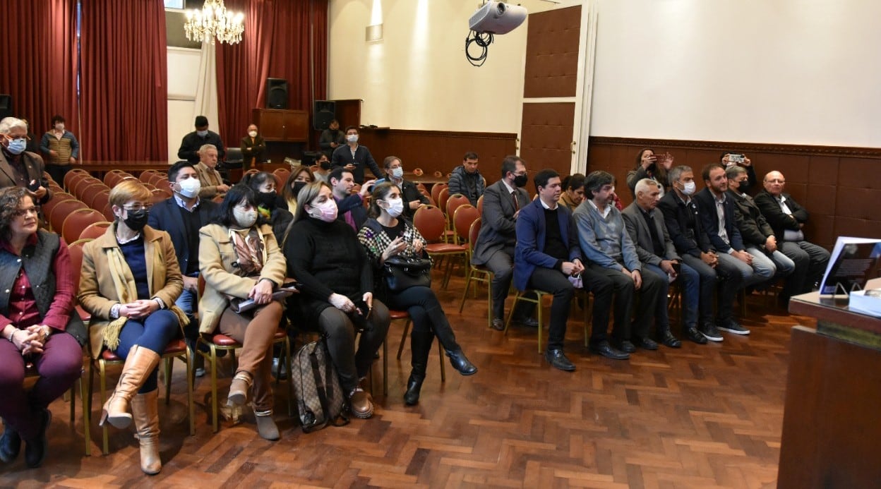 Miembros de la Cámara de Diputados, colaboradores e invitados especiales asistieron al acto en el salón "Marcos Paz".