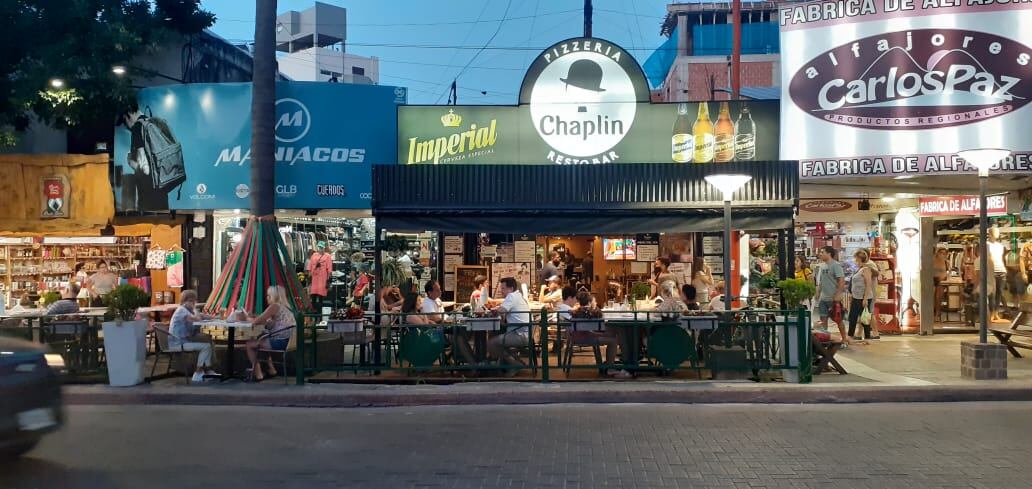 Bares y restaurantes con una buena cantidad de mesas ocupadas.