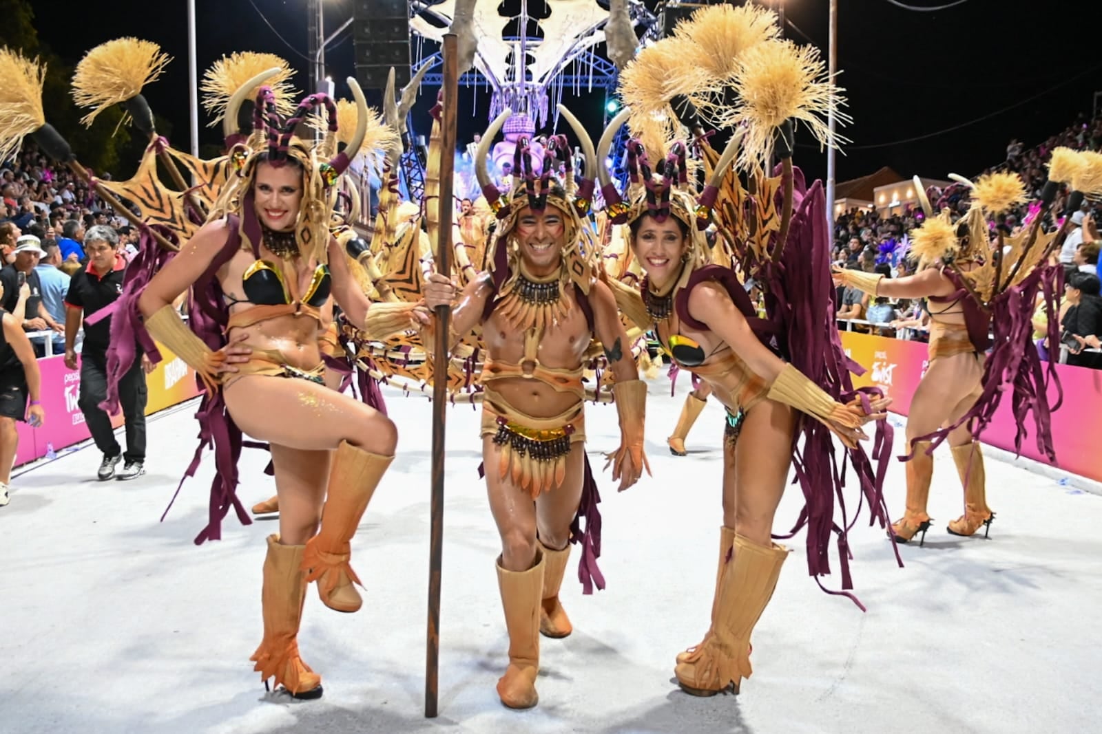 Imponente show de comparsas en la tercera noche del Carnaval del País