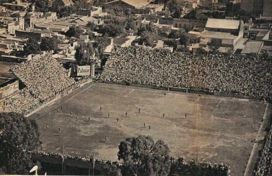 Recuerdo. Aunque en la foto no se aprecie, no todo era celeste en la cancha de Belgrano cuando jugó el Nacional del '68. Tuvo mucho apoyo de otros clubes de Córdoba. (Archivo Gustavo Farías) 