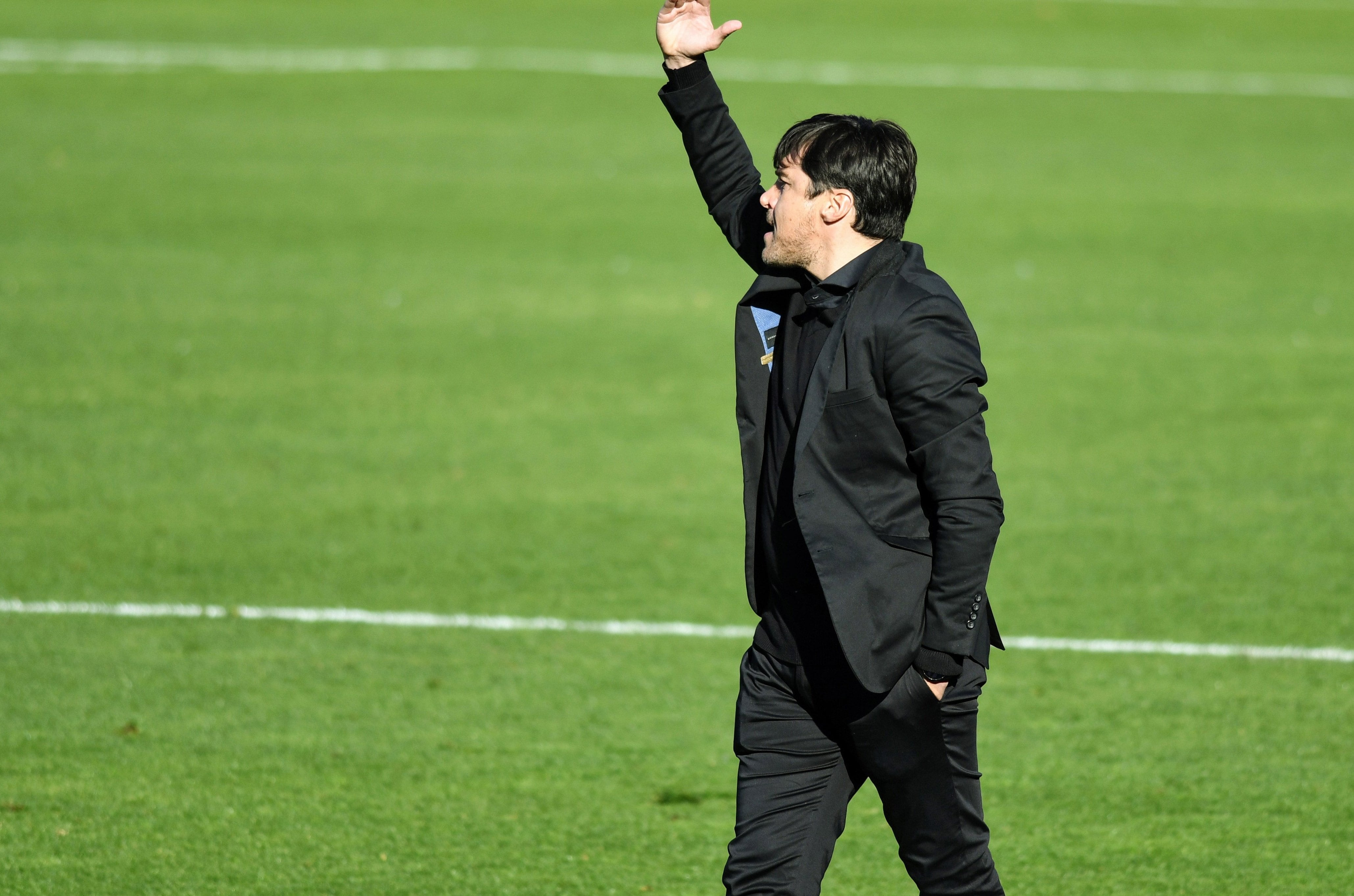 Alexander "Cacique" Medina, el técnico de Talleres, en el partido ante Newell's en Rosario. (Fotobaires).