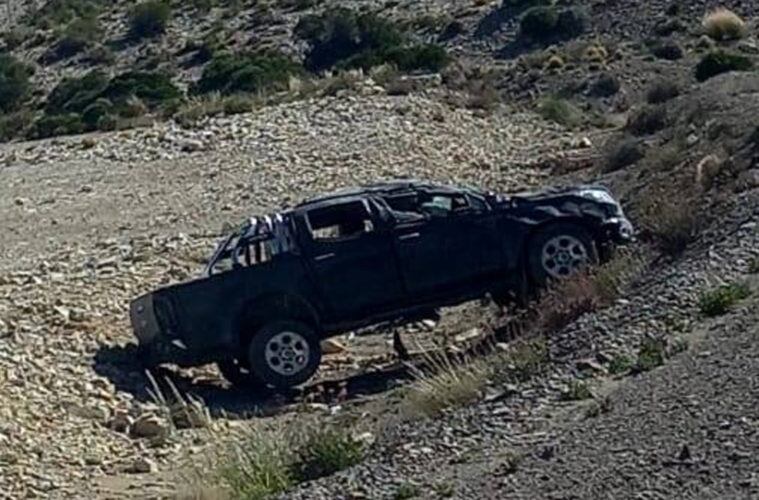 La familia volcó en la ruta 40 camino a Bardas Blancas y los primeros en auxiliarlos fueron viajeros.