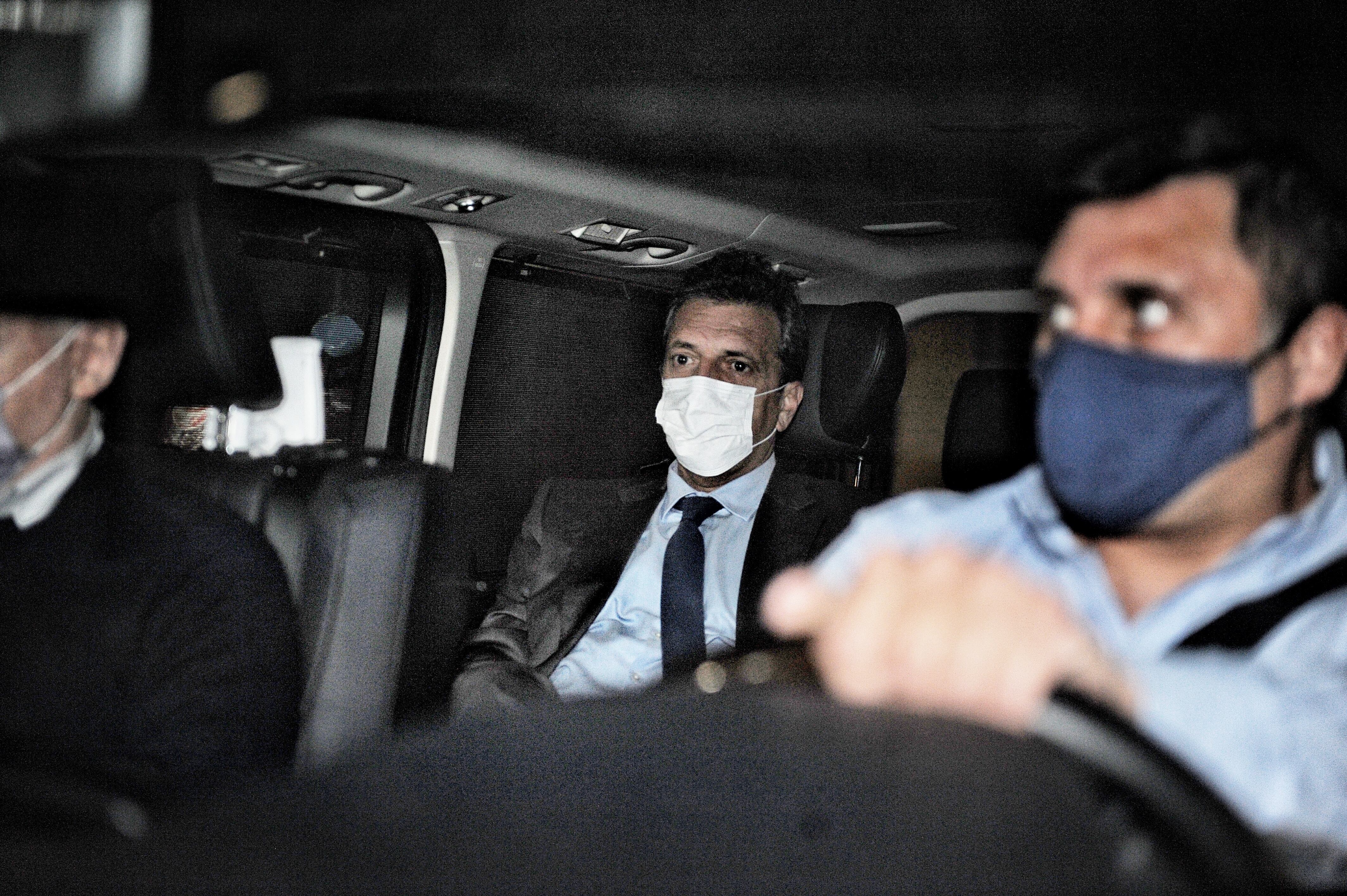 Sergio Massa saliendo de sus oficinas tras la reunión de esta tarde. (Clarín)