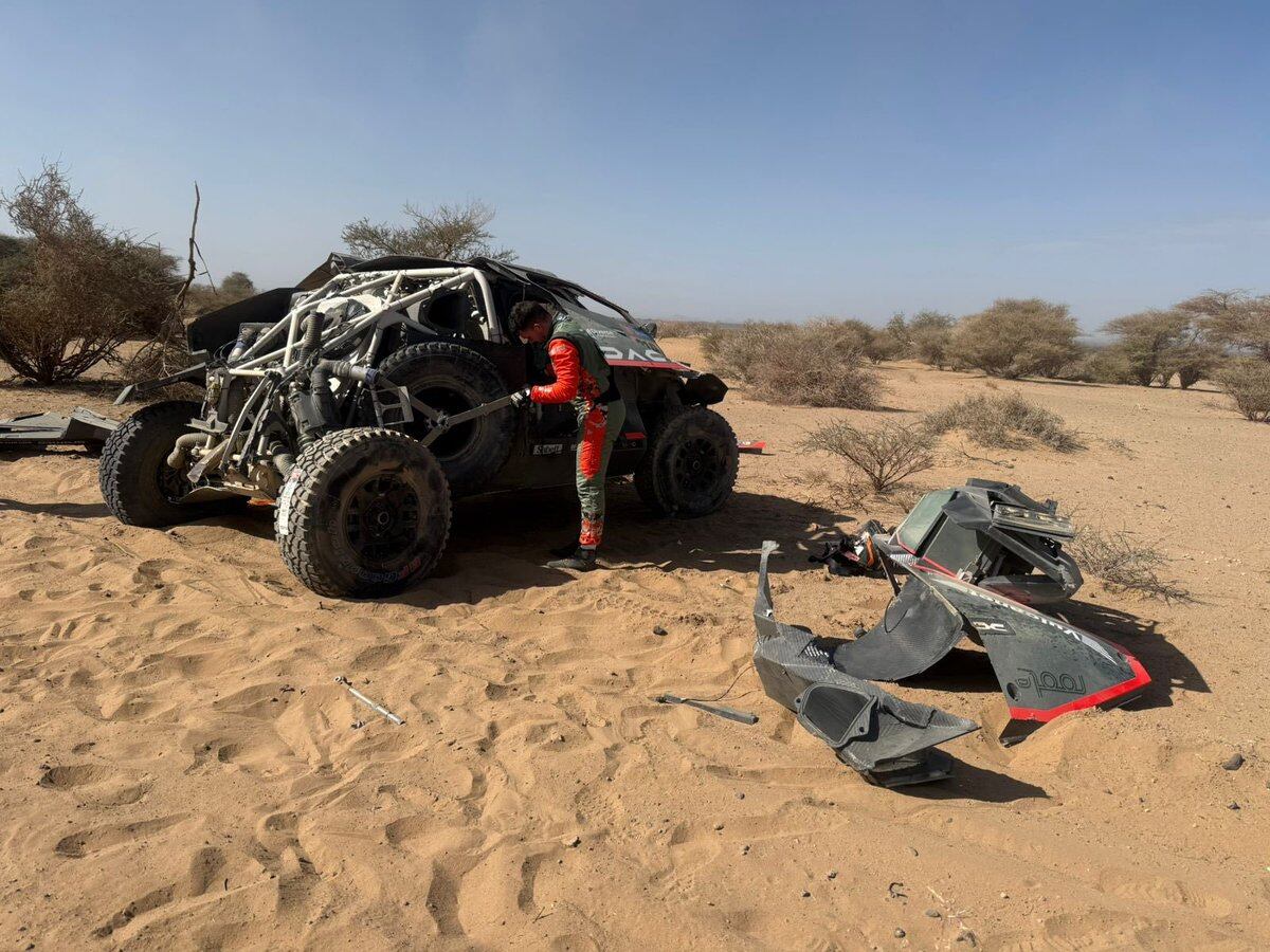 Tras el vuelco en el comienzo de la tercera etapa, Loeb trata de continuar en el Dakar 2025.