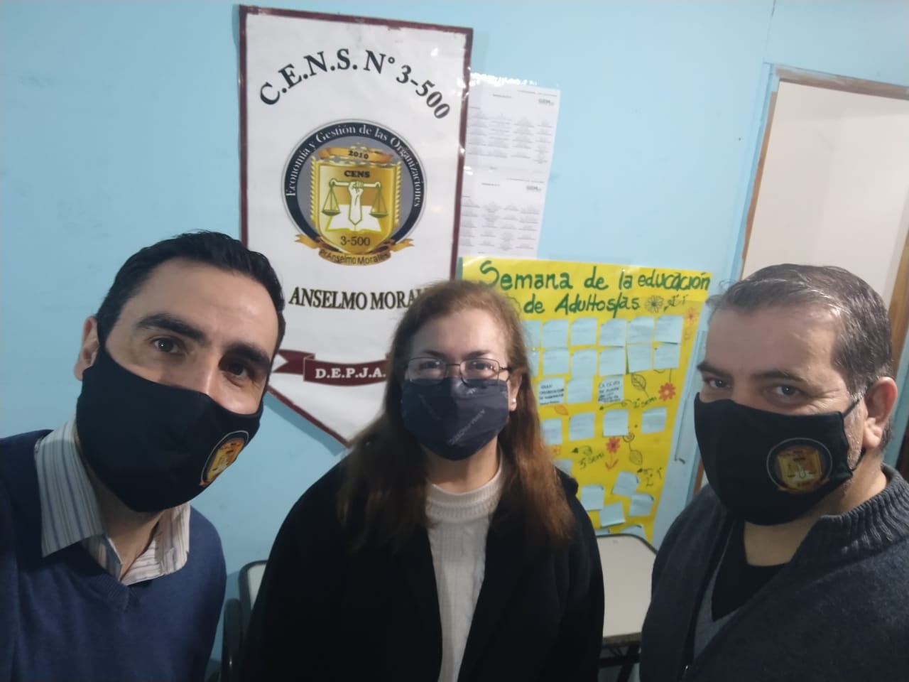 Cristina junto al director Guillermo y su profesor de Matemáticas, Damián. Se ha hecho muy querida en la institución.