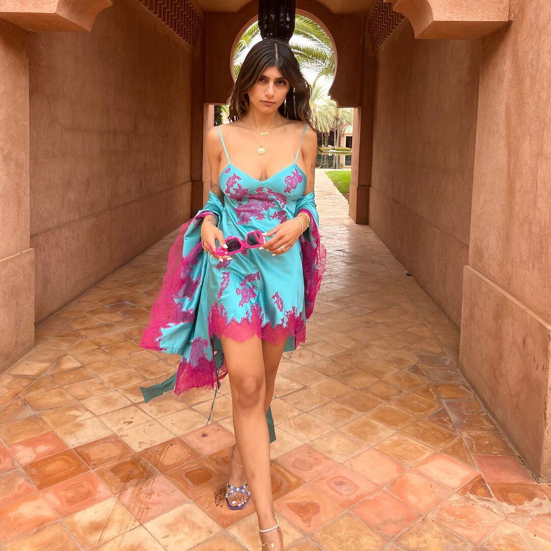 Mia Khalifa luce su traje colorido con sus seguidores.