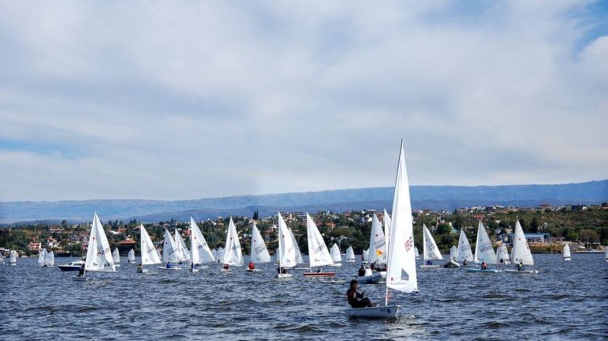 Deportistas de todo el país llegan a la ciudad para el campeonato argentino de vela