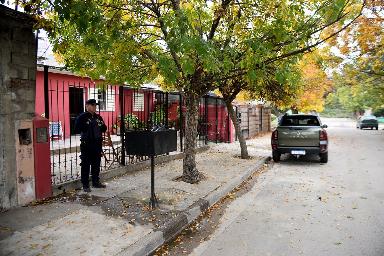 Crimen en barrio Yapeyú. El homicidio es investigado por personal de Investigaciones Criminales de la Policía de Córdoba. (Pedro Castillo / La Voz)