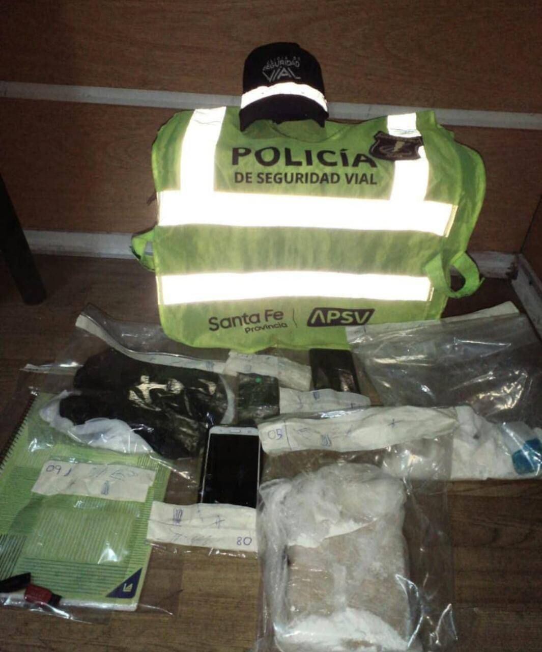 Además de la droga, la policía secuestró teléfonos celulares y otros elementos de interés para la causa.