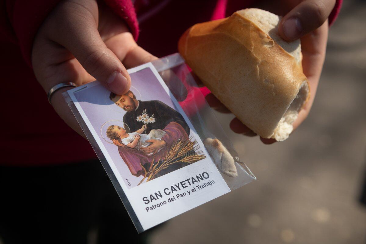 Mendoza 07 Agosto  de 2021
San Cayetano
Después de uno y bajo un estricto protocolo sanitario, se vuelve  a venerar a San Cayetano, patrono del pan y del trabajo. 

Foto: Ignacio Blanco / Los Andes