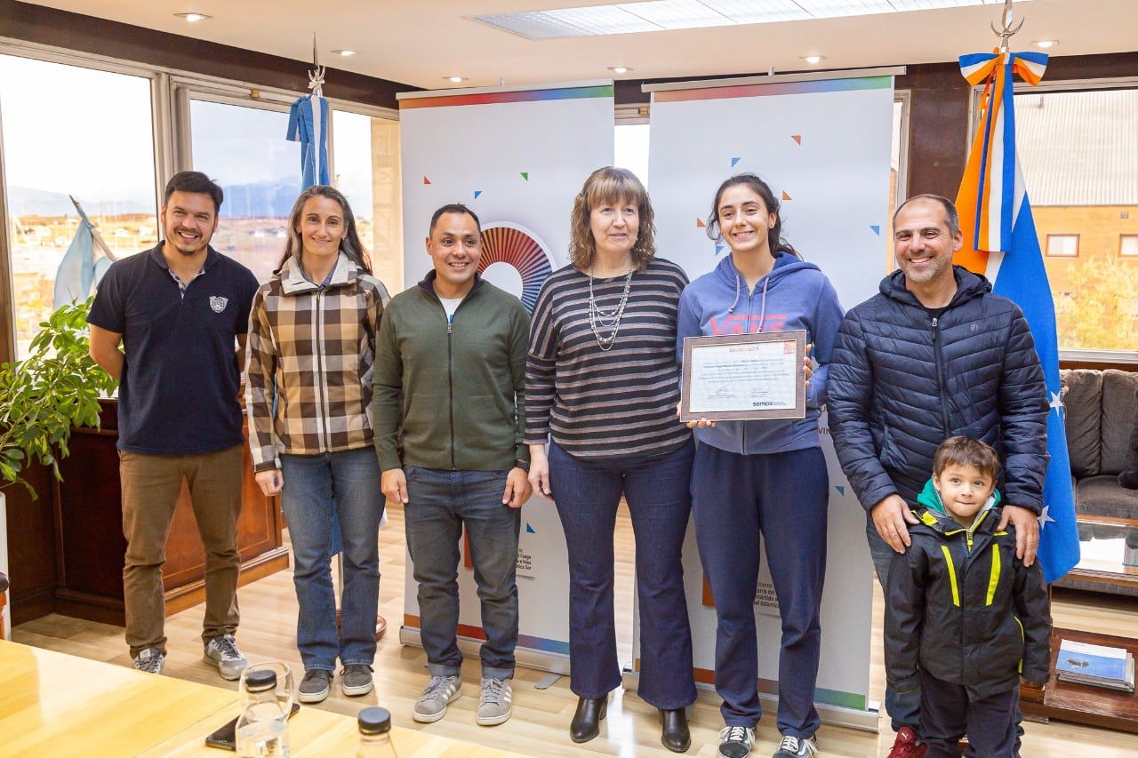 Renata Godoy junto a su familia y funcionarios provinciales.