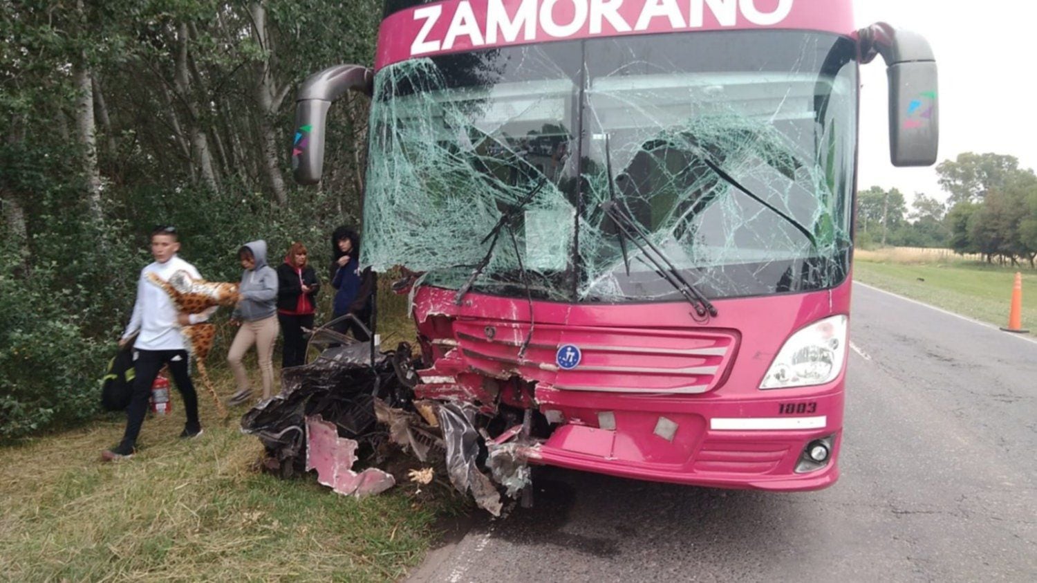 Así quedó el micro que colisionó contra un auto en la ruta 41