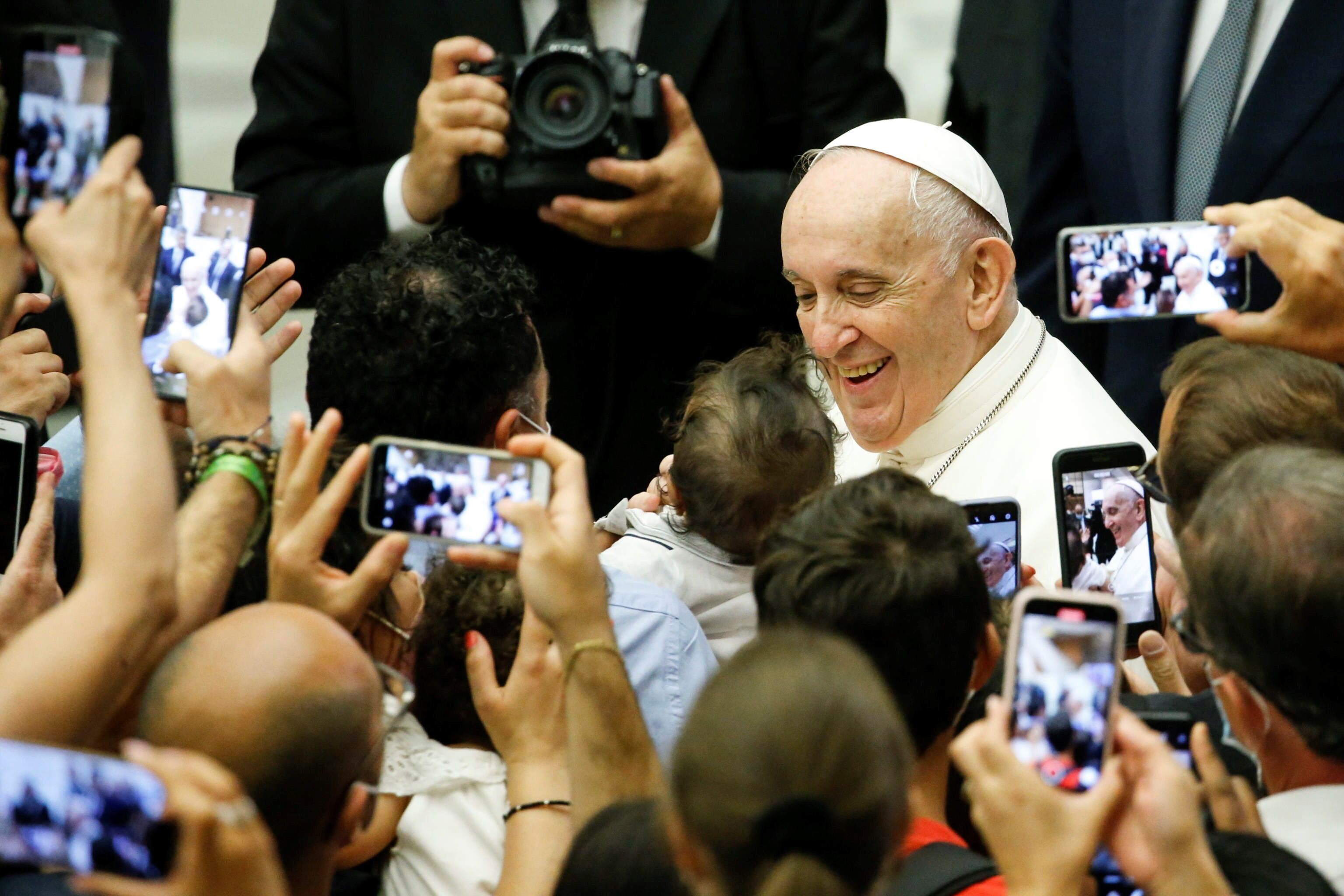 El papa Francisco volvió a encabezar una audiencia general a un mes de su operación