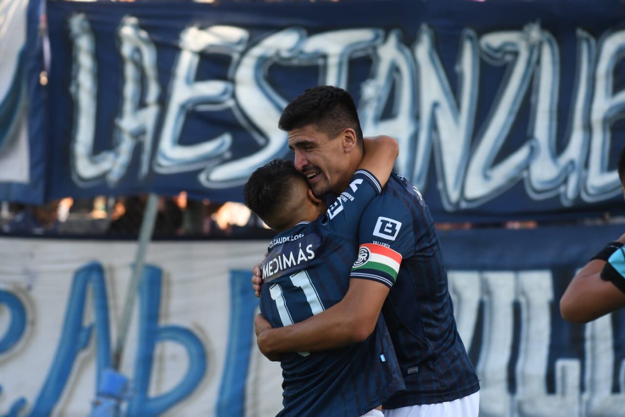 El goleador Matías Quiroga ganó entre los centrales de Instituto y convirtió el primer gol del partido y en su cuenta personal en la Primera Nacional. / José Gutiérrez ( Los Andes).