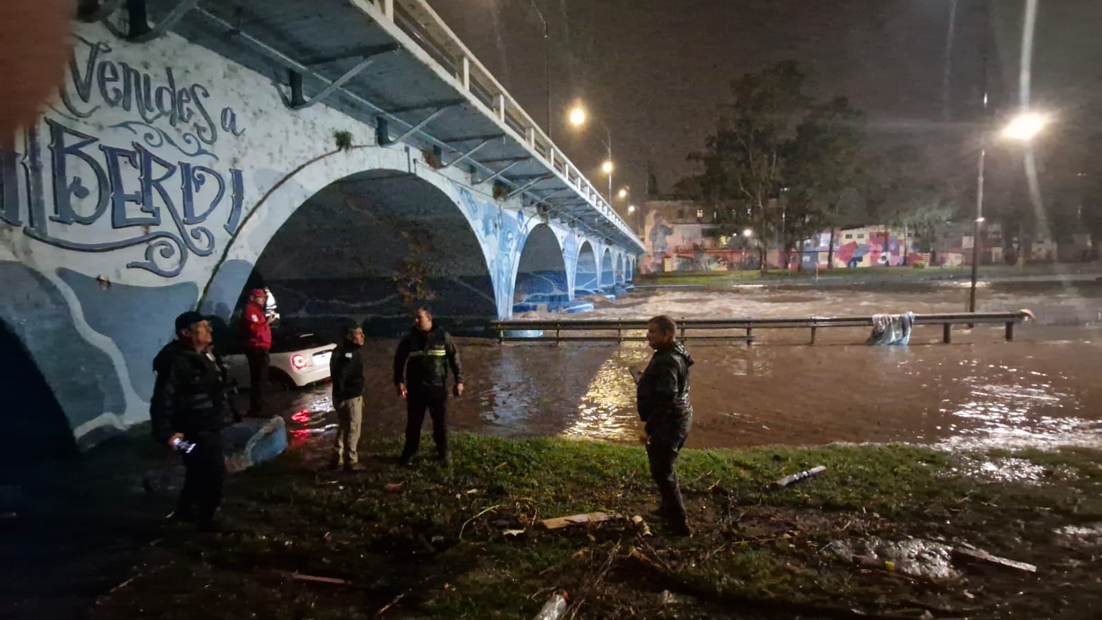 Un Mini Cooper quedó varado en Costanera Sur (Policía de Córdoba).