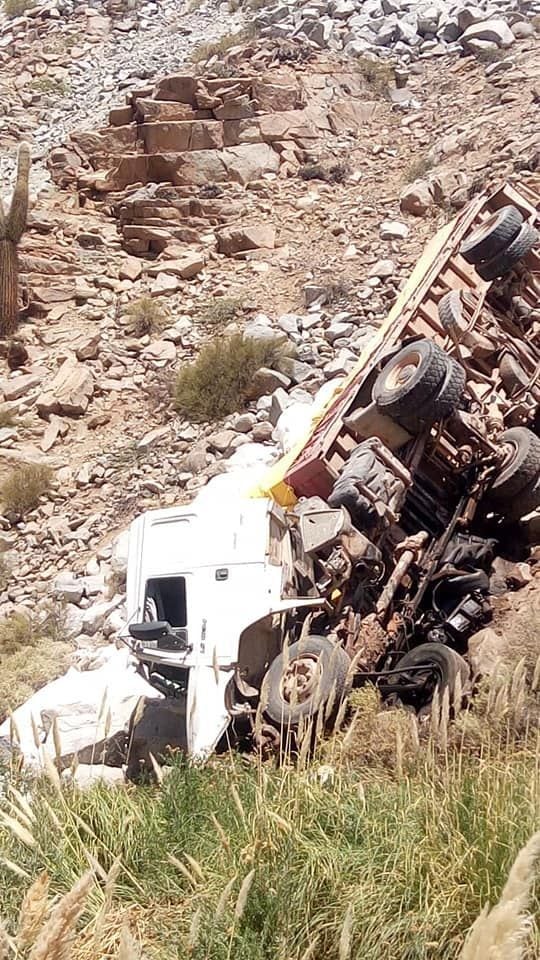 El vehículo se desvió en la Ruta Nacional 51 y cayó 40 metros al vacío.