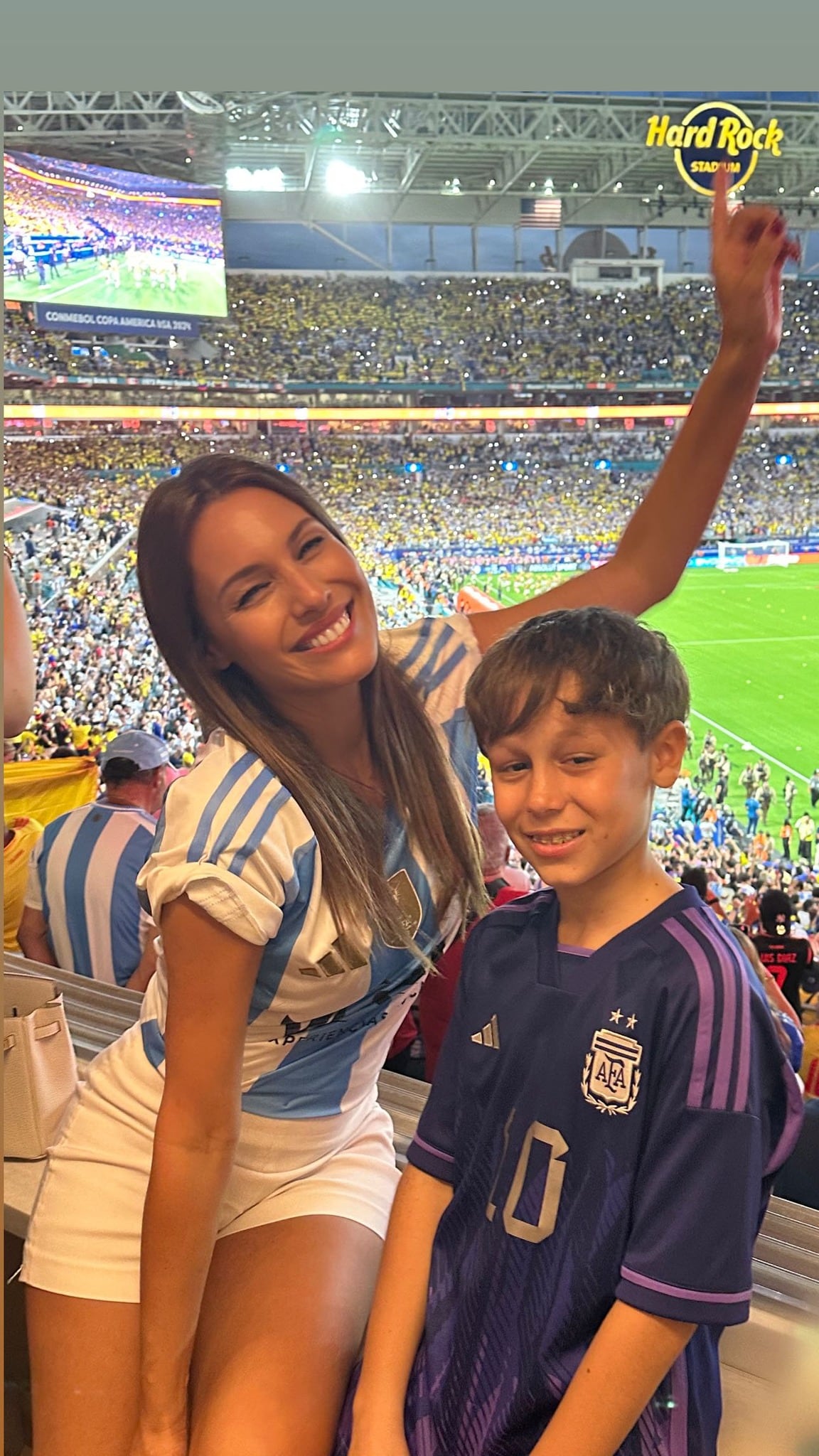 Pampita y su hijo en la Copa América 2024