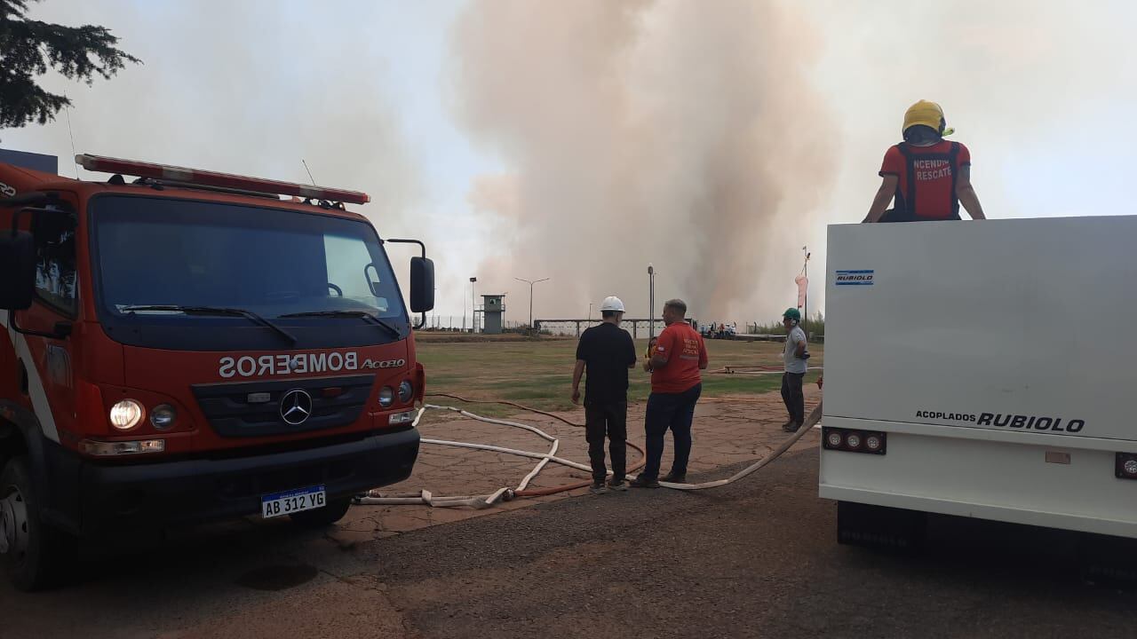 Bomberos trabajando en las inmediaciones de Atucha.