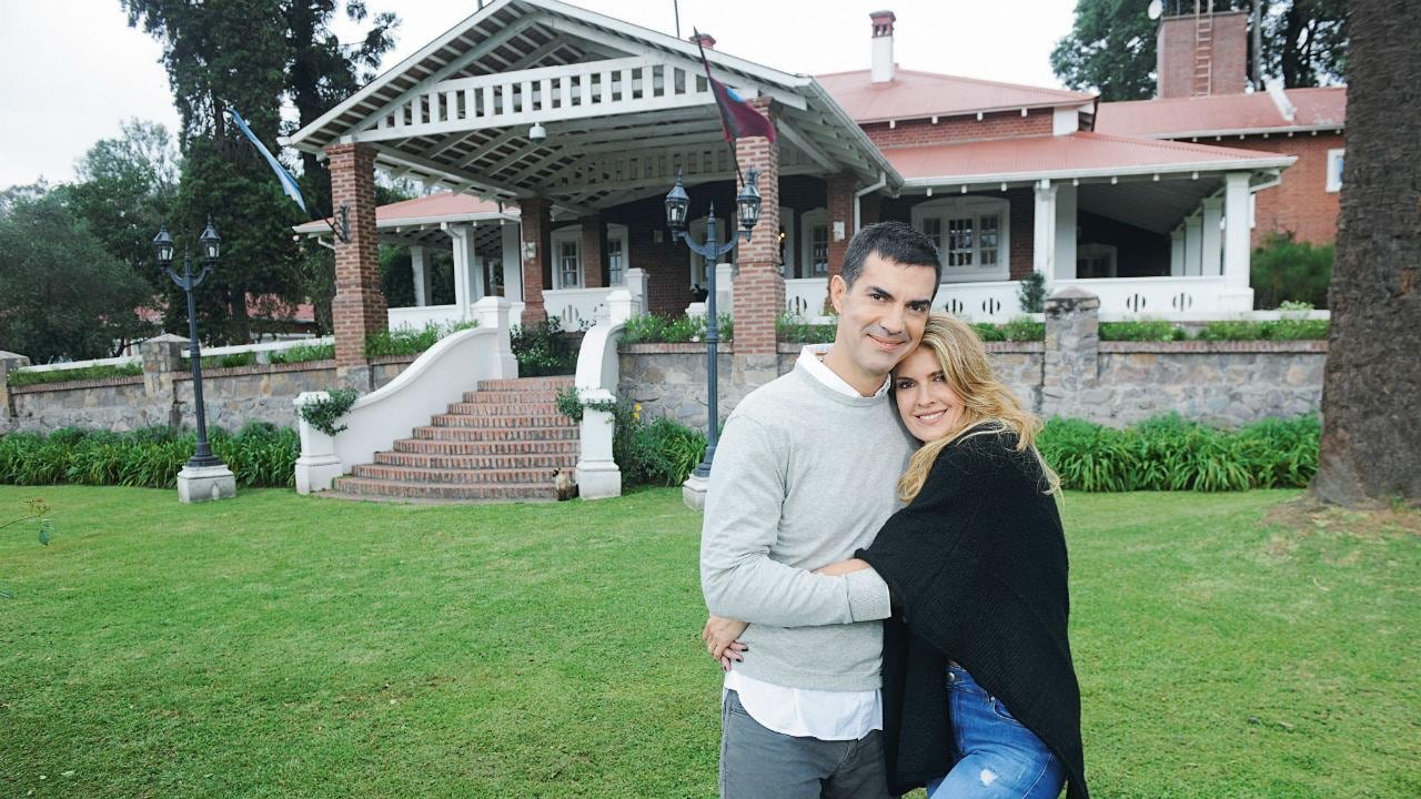 Imagen del exgobernador Juan Manuel Urtubey y su mujer Isabel Macedo frente a Finca Las Costas.