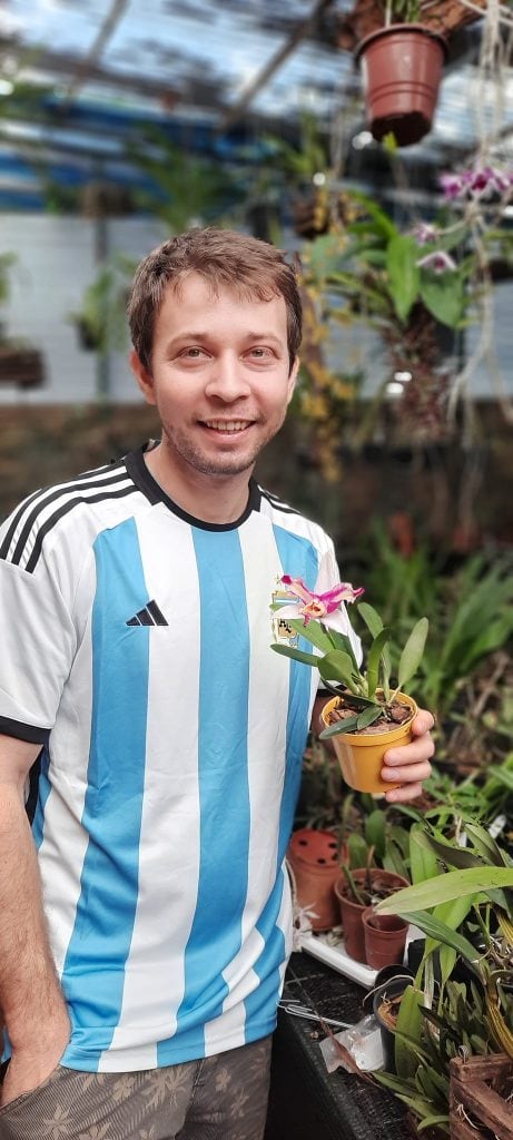 Leandro Martínez, reparte su tiempo de trabajo como orquidéofilo y técnico protesista dental. 